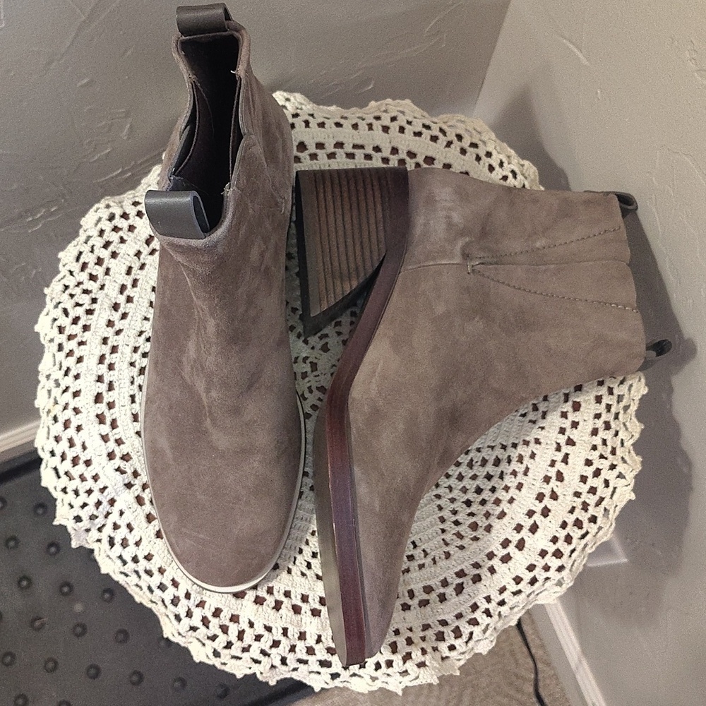 Mercedes Castillo Booties 9/39  Beige Made In Brazil